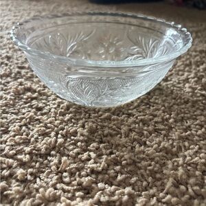 Elegant glass decorative bowl